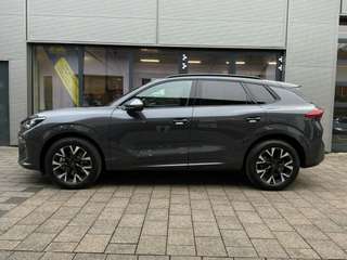 Schräge Frontansicht auf einen CUPRA Terramar , freigestellt