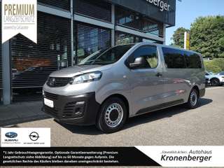 Schräge Frontansicht auf einen Opel Vivaro , freigestellt