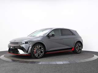 Schräge Frontansicht auf einen Hyundai IONIQ 5 , freigestellt
