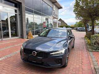 Schräge Frontansicht auf einen Volvo V60 , freigestellt
