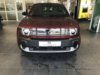 Schräge Frontansicht auf einen Renault 4 E-TECH , freigestellt