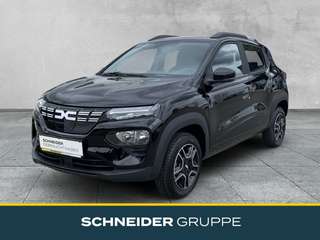 Schräge Frontansicht auf einen Dacia Spring , freigestellt