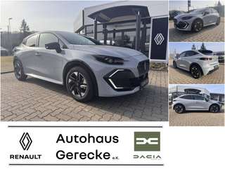 Schräge Frontansicht auf einen Renault Clio , freigestellt