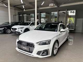 Schräge Frontansicht auf einen Audi A5 , freigestellt