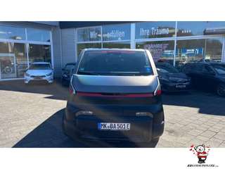Schräge Frontansicht auf einen Kia PV5 Passenger , freigestellt
