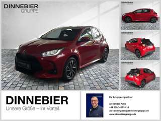 Schräge Frontansicht auf einen Toyota Yaris , freigestellt