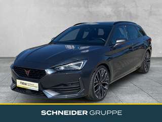 Schräge Frontansicht auf einen CUPRA Leon , freigestellt