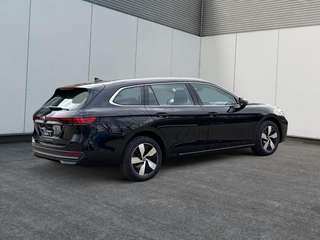 Schräge Frontansicht auf einen Volkswagen Passat , freigestellt