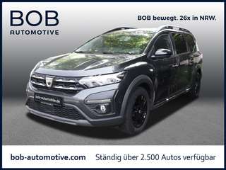 Schräge Frontansicht auf einen Dacia Jogger , freigestellt