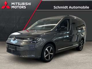 Schräge Frontansicht auf einen Volkswagen Caddy , freigestellt