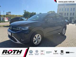 Schräge Frontansicht auf einen Volkswagen T-Cross , freigestellt