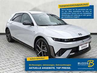 Schräge Frontansicht auf einen Hyundai IONIQ 5 , freigestellt