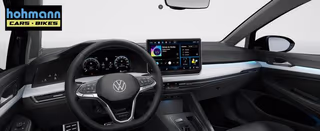 Schräge Frontansicht auf einen Volkswagen Golf , freigestellt