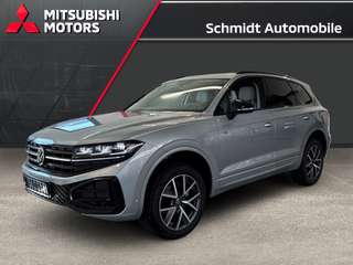 Schräge Frontansicht auf einen Volkswagen Touareg , freigestellt