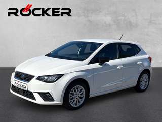Schräge Frontansicht auf einen SEAT Ibiza , freigestellt