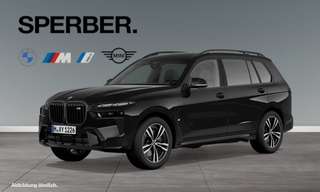 Schräge Frontansicht auf einen BMW X7 , freigestellt