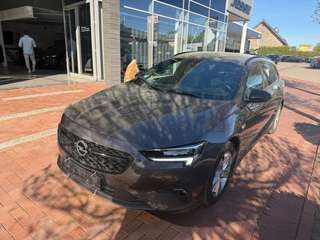 Schräge Frontansicht auf einen Opel Insignia , freigestellt