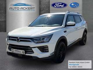 Schräge Frontansicht auf einen SsangYong Korando , freigestellt