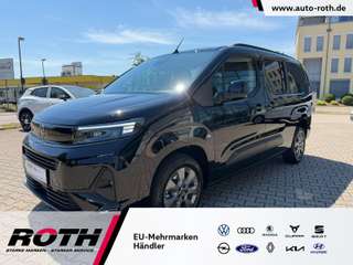 Schräge Frontansicht auf einen Opel Combo Life , freigestellt