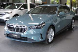 Schräge Frontansicht auf einen BMW i5 , freigestellt