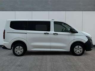 Schräge Frontansicht auf einen Volkswagen Caravelle , freigestellt