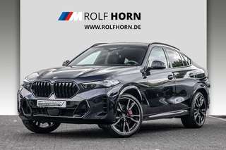 Schräge Frontansicht auf einen BMW X6 , freigestellt