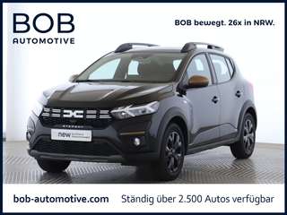 Schräge Frontansicht auf einen Dacia Sandero , freigestellt