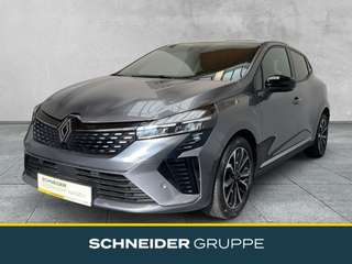 Schräge Frontansicht auf einen Renault Clio , freigestellt