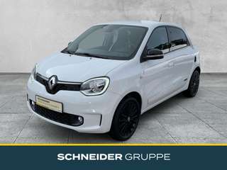 Schräge Frontansicht auf einen Renault Twingo , freigestellt