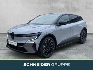 Schräge Frontansicht auf einen Renault Megane E-TECH , freigestellt