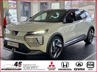 Schräge Frontansicht auf einen Mitsubishi Eclipse Cross , freigestellt