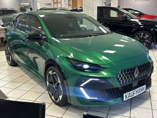 Schräge Frontansicht auf einen Renault Clio , freigestellt