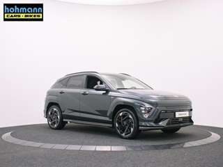 Schräge Frontansicht auf einen Hyundai Kona Elektro , freigestellt