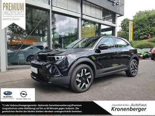 Schräge Frontansicht auf einen Opel Mokka , freigestellt