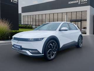 Schräge Frontansicht auf einen Hyundai IONIQ 5 , freigestellt