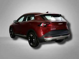 Schräge Frontansicht auf einen Kia Sportage , freigestellt
