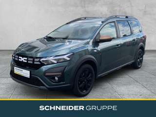 Schräge Frontansicht auf einen Dacia Jogger , freigestellt