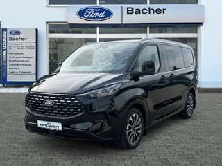 Schräge Frontansicht auf einen Ford Tourneo Custom , freigestellt