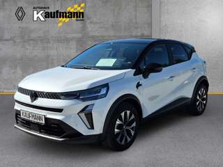 Schräge Frontansicht auf einen Renault Captur , freigestellt
