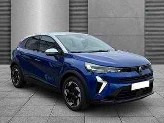 Schräge Frontansicht auf einen Renault Captur , freigestellt