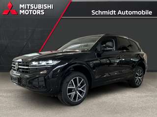 Schräge Frontansicht auf einen Volkswagen Touareg , freigestellt