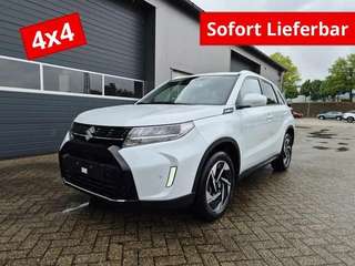 Schräge Frontansicht auf einen Suzuki Vitara , freigestellt