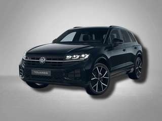 Schräge Frontansicht auf einen Volkswagen Touareg , freigestellt
