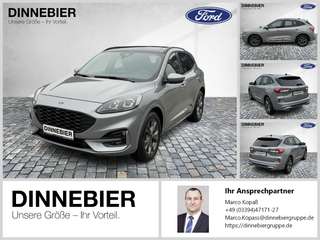 Schräge Frontansicht auf einen Ford Kuga , freigestellt