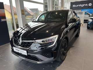 Schräge Frontansicht auf einen Renault Arkana , freigestellt