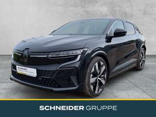 Schräge Frontansicht auf einen Renault Megane E-TECH , freigestellt