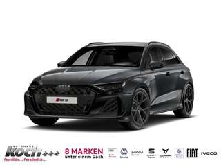 Schräge Frontansicht auf einen Audi RS3 , freigestellt