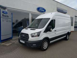Schräge Frontansicht auf einen Ford Transit , freigestellt