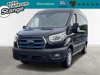 Schräge Frontansicht auf einen Ford Transit , freigestellt