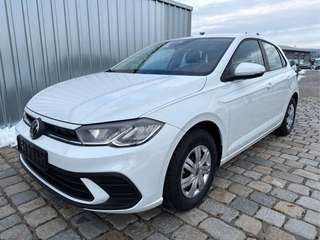 Schräge Frontansicht auf einen Volkswagen Polo , freigestellt